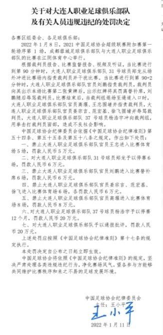 故事从1999年掠过2019年，刻画了一家几代人的爱与别离，是一部时代巨变背景下的个人情感史诗